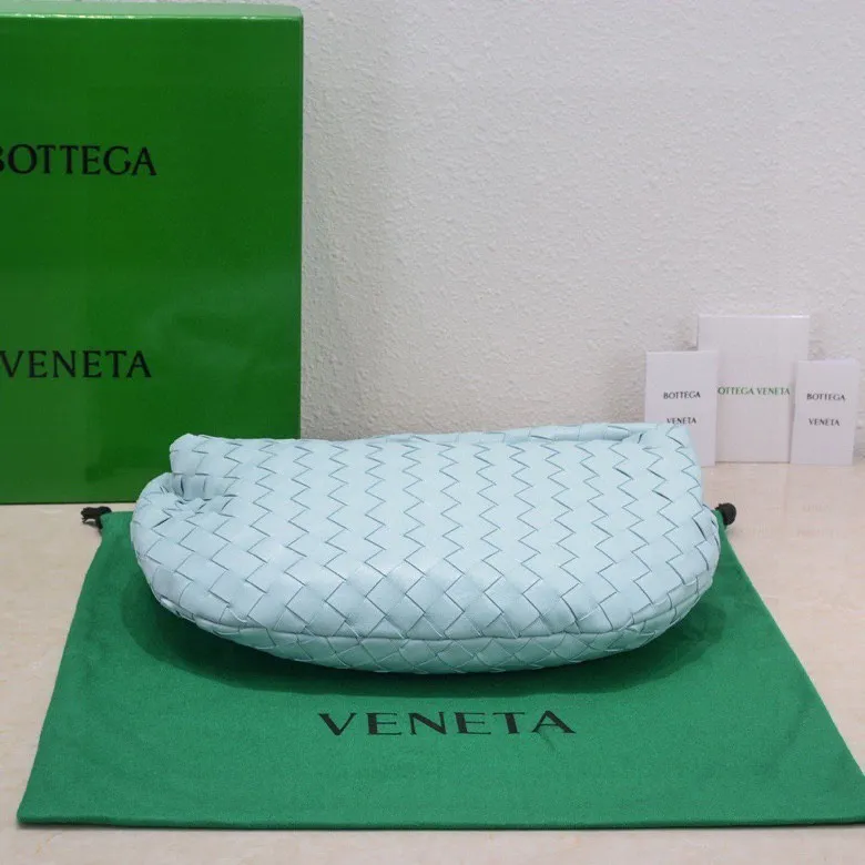 Batch 1460 BV Bottega Veneta 2022 Early Spring New Ladies Medium JODIE Handbag BV Bag 🔥The new method is to round the corners on the original basis and knot the round hobo bag with classic woven leather. The most iconic triangular pull-out design, using sheepskin draped soft shape, is super suitable for concave shapes~ Jodie feels really gentle to people, and is definitely the best item for daily matching. It has the same weave, new elements and twists, and is versatile. It is the new favorite of street style Internet celebrities! Size: 36*21*13 Model: 6697